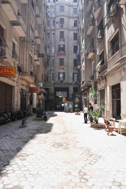 <a class="fancybox" rel="gallery-images" href="https://www.passageways.clustermappinginitiative.org/sites/default/files/styles/largest/public/1._dsc_0185.jpg?itok=eSediDG6" title="ممر كوداك قبل التطوير">تكبير</a><br >ممر كوداك قبل التطوير