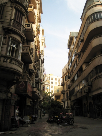 <a class="fancybox" rel="gallery-" href="https://www.passageways.clustermappinginitiative.org/sites/default/files/styles/largest/public/a11_3.jpg?itok=aBATvd9G" title="ممر المهراني هادئ في العموم و به رجال أمن لقربه من البورصة المصرية">تكبير</a><br >٢٠١٥، أكتوبر ١٨، ٠٣:١٠مساءاً<br>ممر المهراني هادئ في العموم و به رجال أمن لقربه من البورصة المصرية