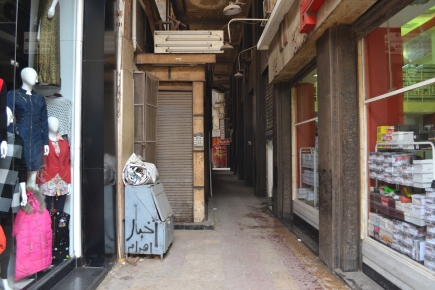 <a class="fancybox" rel="gallery-" href="https://www.passageways.clustermappinginitiative.org/sites/default/files/styles/largest/public/dsc_0449.jpg?itok=lcr0Uzds" title="Passageway entrance from Qasr Al-Nil St.">Enlarge</a><br >2015, Nov 15, 11:11am<br>Passageway entrance from Qasr Al-Nil St.