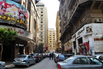 <a class="fancybox" rel="gallery-" href="https://www.passageways.clustermappinginitiative.org/sites/default/files/styles/largest/public/dsc_0753_01_01.jpg?itok=w14UzgnX" title="منظر عام من الجنوب للممر يظهر أنه يستخدم كموقف للسيارات.">تكبير</a><br >٢٠١٥، نوفمبر ٠٨، ٠٣:١١مساءاً<br>منظر عام من الجنوب للممر يظهر أنه يستخدم كموقف للسيارات.