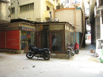 <a class="fancybox" rel="gallery-" href="https://www.passageways.clustermappinginitiative.org/sites/default/files/styles/largest/public/e14_2.jpg?itok=F5gEFs07" title="صورة في التقاطع بين ممر هـ١٤ و ممر هـ١٣">تكبير</a><br >٢٠١٥، أكتوبر ١٨، ٠٢:١٠مساءاً<br>صورة في التقاطع بين ممر هـ١٤ و ممر هـ١٣