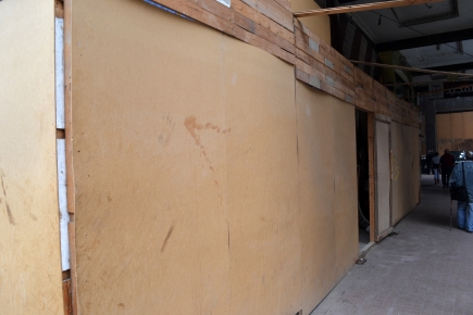 <a class="fancybox" rel="gallery-materials-and-textures" href="https://www.passageways.clustermappinginitiative.org/sites/default/files/styles/largest/public/e5i009.jpg?itok=ARJE0GjF" title="Wooden partitions for a renovation site.">Enlarge</a><br >2015, Nov 16, 11:11am<br>Wooden partitions for a renovation site.