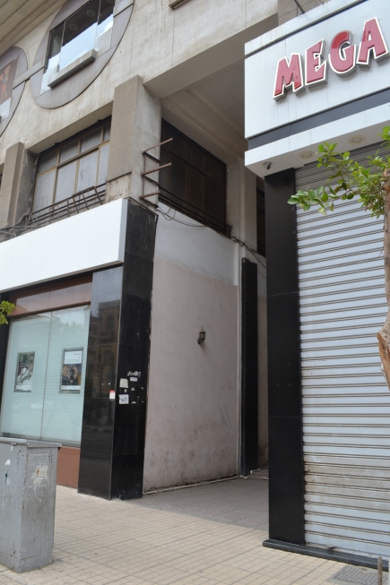 <a class="fancybox" rel="gallery-" href="https://www.passageways.clustermappinginitiative.org/sites/default/files/styles/largest/public/g2_1_0.jpg?itok=RM5BTZ15" title="Passageway Northern entrance from Qasr Al-Nil St.">Enlarge</a><br >2015, Nov 15, 11:11am<br>Passageway Northern entrance from Qasr Al-Nil St.